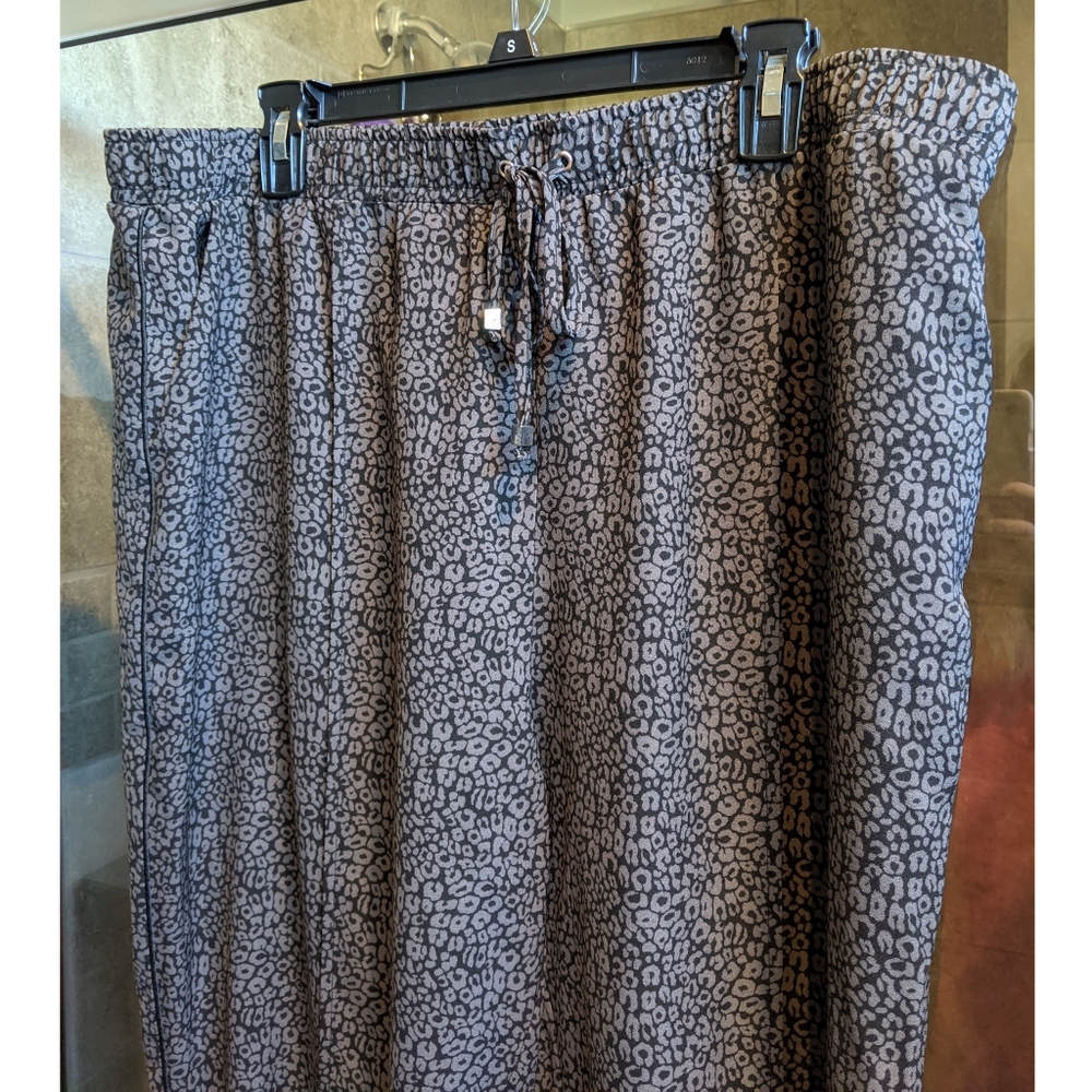 Jaclyn Smith Black and Gray Leopard Print Joggers